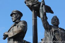 Памятник Героям на площади Победы в Вилюйске