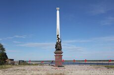 Памятник Героям на площади Победы в Вилюйске
