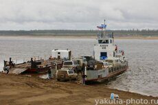 Паронная переправа через Вилюй; на той стороне село Верхневилюйск