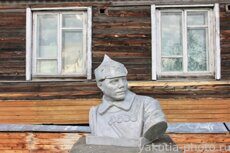 Бюст Климу Ворошилову у военного комиссариата Вилюйского района