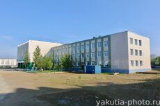 Средняя школа на улица Гидростроителей в поселке Чернышевский в Якутии