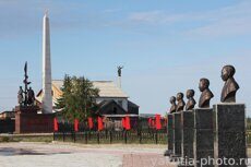 Памятник Героям на площади Победы в Вилюйске